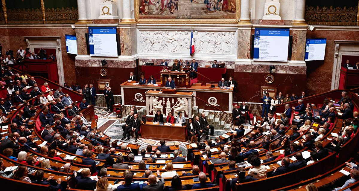 Mesliste yapılan güven oylamasında vekiller 364 oya karşı 194 oyla Bayrou'u reddetti. Cumhurbaşkanı Emmanuel Macron bir kez daha yeni bir hükümet arayışına girdi.<br>