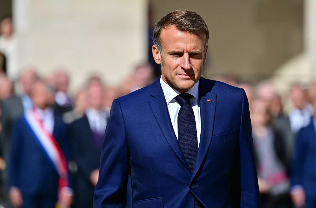 GÖZLER MACRON'UN ÜZERİNDE<br><br><br>Cumhurbaşkanı Macrıon'un Önümüzdeki günlerde yeni bir atama yapması bekleniyor. O zamana kadar sadece rutin işleri yürütecek geçici başbakanlık görevini Bayrou üstlenecek.<br><br>Fransa son iki yılda iki gez geçici hükümetle yönetildi.<br> Temmuz–Eylül 2024 arasında Gabriel Attal’ın hükümetinin istifasının ardından ve Aralık 2024’te Michel Barnier’in hükümetinin düşmesinden sonra.