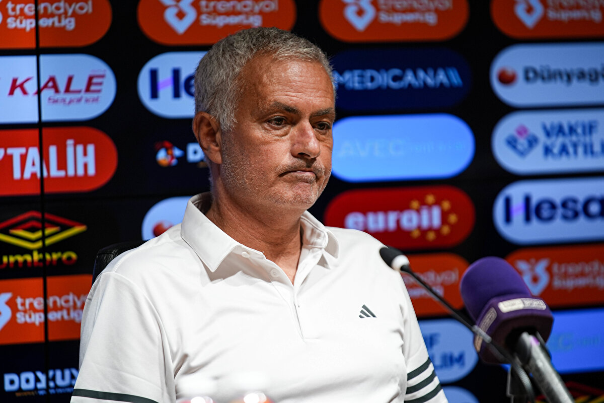 Son olarak Benfica'ya elenen ve Şampiyonlar Ligi'ne gidemeyen sarı-lacivertli takımda yönetim, Portekizli hocayla yollarını ayırma kararı aldı. 