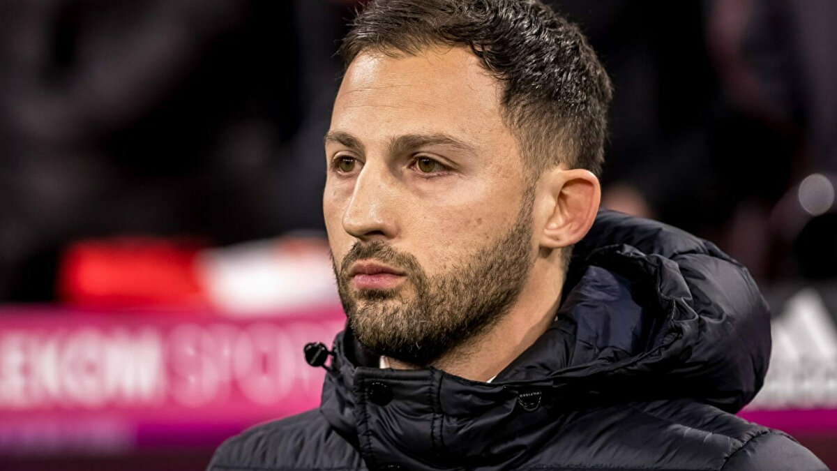 TEDESCO FENERBAHÇE TEKNİK DİREKTÖRÜ MÜ OLACAK?<br><br>Son dönemde adı sıkça Fenerbahçe teknik direktörlüğü ile anılan Domenico Tedesco, Jose Mourinho’dan boşalan koltuk için en güçlü adaylardan biri olarak gösteriliyor. FB teknik direktör arayışında öne çıkan isimlerden olan Tedesco, disiplinli oyun anlayışı, taktiksel esnekliği ve genç yaşına rağmen kazandığı deneyimlerle dikkat çekiyor.