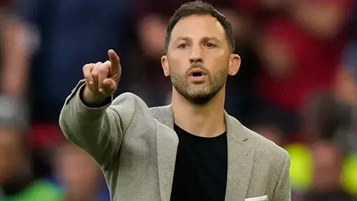 DOMENICO TEDESCO ÇALIŞTIRDIĞI TAKIMLAR<br><br>Belçika Milli Takımı (2023-2025)<br><br>RB Leipzig (2021-2022)<br><br>Spartak Moskova (2019-2021)<br><br>Schalke 04 (2017-2019)<br><br>Erzgebirge Aue (2017)<br><br>TSG Hoffenheim U19 (2016-2017)<br><br>TSG Hoffenheim U17 (2015-2016)<br><br>VfB Stuttgart U17 (2013-2015)