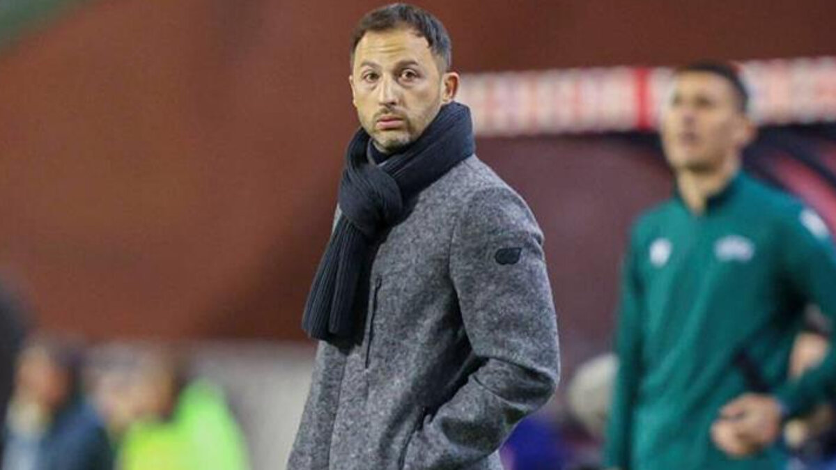 DOMENICO TEDESCO KARİYERİ<br><br>2008’de VfB Stuttgart altyapısında yardımcı antrenör olarak göreve başlayan Tedesco, 2017’de Erzgebirge Aue ile ilk profesyonel deneyimini yaşadı ve takımı küme düşmekten kurtardı. Aynı yıl Schalke 04’ün başına geçerek Bundesliga tarihinin en genç teknik direktörlerinden biri oldu. İlk sezonunda takımı lig ikinciliğine taşıyan Tedesco, Şampiyonlar Ligi’nde çeyrek final oynatarak dikkatleri üzerine çekti.