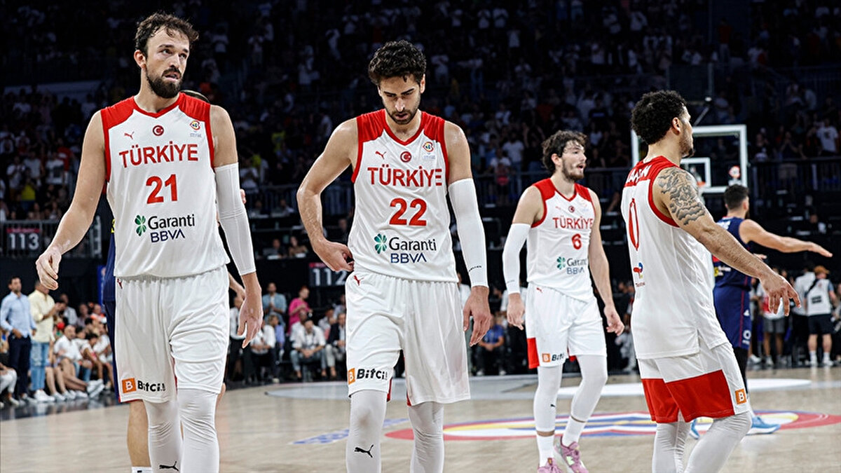 Türkiye Polonya basketbol maçı ne zaman, saat kaçta?<br><br>A Milli Erkek Basketbol Takımı, EuroBasket 2025’te adını çeyrek finale yazdırdı. 12 Dev Adam’ın rakibi, Polonya ile Bosna Hersek arasında oynanan karşılaşmanın ardından belli oldu. Polonya’yı saf dışı bırakmayı hedefleyen milliler, çeyrek finalde kritik bir maça çıkacak. EuroBasket 2025 Türkiye - Polonya çeyrek final mücadelesi 9 Eylül 2025 Salı günü saat 17.00’de oynanacak. 