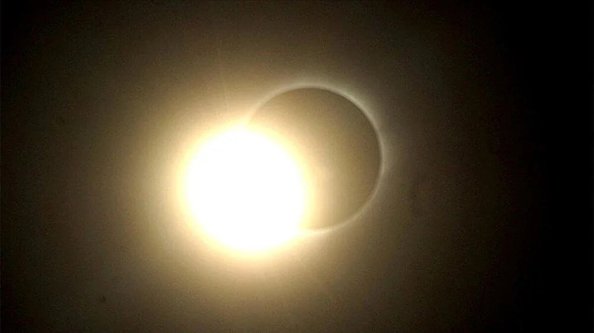 KISMİ GÜNEŞ TUTULMASI NEDİR?<br><br>Kısmi Güneş tutulması, Ay’ın Güneş ve Dünya arasından geçerken tam hizalanmaması durumunda meydana gelir. Bu nedenle Güneş’in sadece bir kısmı örtülmüş gibi görünür. Yani tutulma, tam anlamıyla kararmaya yol açmaz, ancak gökyüzünde dikkat çekici bir değişim oluşturur.