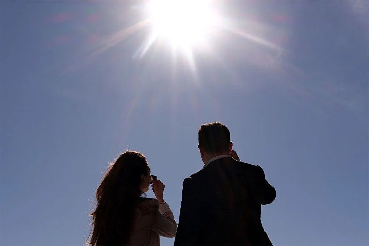 Güneş tutulması, Ay’ın Güneş ile Dünya arasına girerek bir gölge oluşturmasıyla meydana gelir. Bu olay sırasında bazı bölgelerde Güneş ışığı tamamen veya kısmen engellenir. Tutulmalar, Ay, Güneş ve Dünya’nın hizalanmasına bağlı olarak farklı türlerde görülür: tam, halkalı, kısmi ve hibrit.