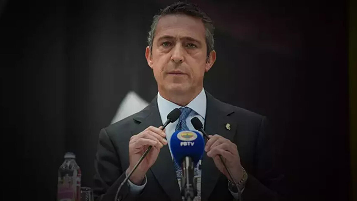 <br><br>TEDESCO AÇIKLAMASI<br><br>"Fenerbahçe'nin hücuma dayalı coşkulu futbol geleneğine en uygun hocayı seçmek istedik. Kolay olmadı, bu dönemde alternatifler de sınırlı.. Ortak bir futbol aklı ve değerlendirmeler ile Tedesco'yu göreve getirmeye arar verdik. Popülizm ile değil, verilerle Domenico Tedesco’yu belirledik. Bu çift taraflı fırsat olacak. Domenico Tedesco ile şampiyon olacağımıza inancımız tamdır."<br>