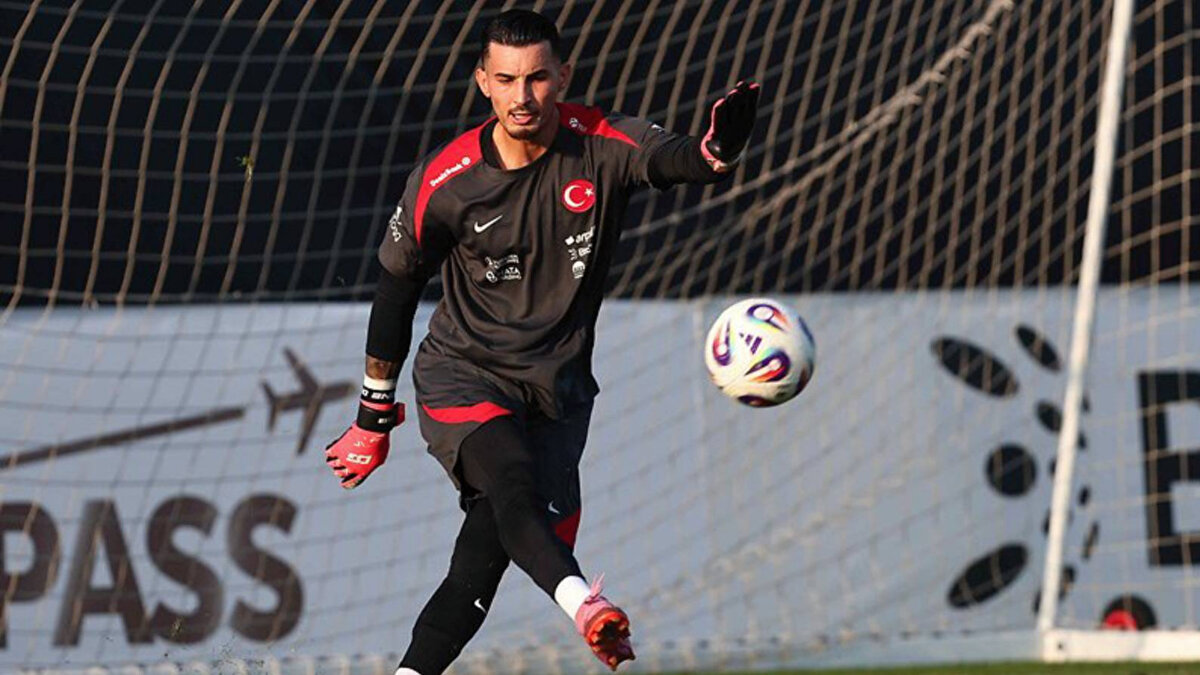 "İNŞALLAH TARAFTARIN YÜZÜNÜ KARAR ÇIKARMAM"<br><br>Sarı-kırmızılı taraftarlar ile ilgili de konuşan 29 yaşındaki file bekçisi, "İç sahada oynanan maçlarda özellikle taraftar tüm takıma çok iyi destek veriyor. Ben de burada olmaktan, onlarla birlikte bu desteği hissedecek olmaktan çok mutluyum. İnşallah onların da yüzünü kara çıkarmam, burada başarılar yakalarım" cümlelerine yer verdi.<br>