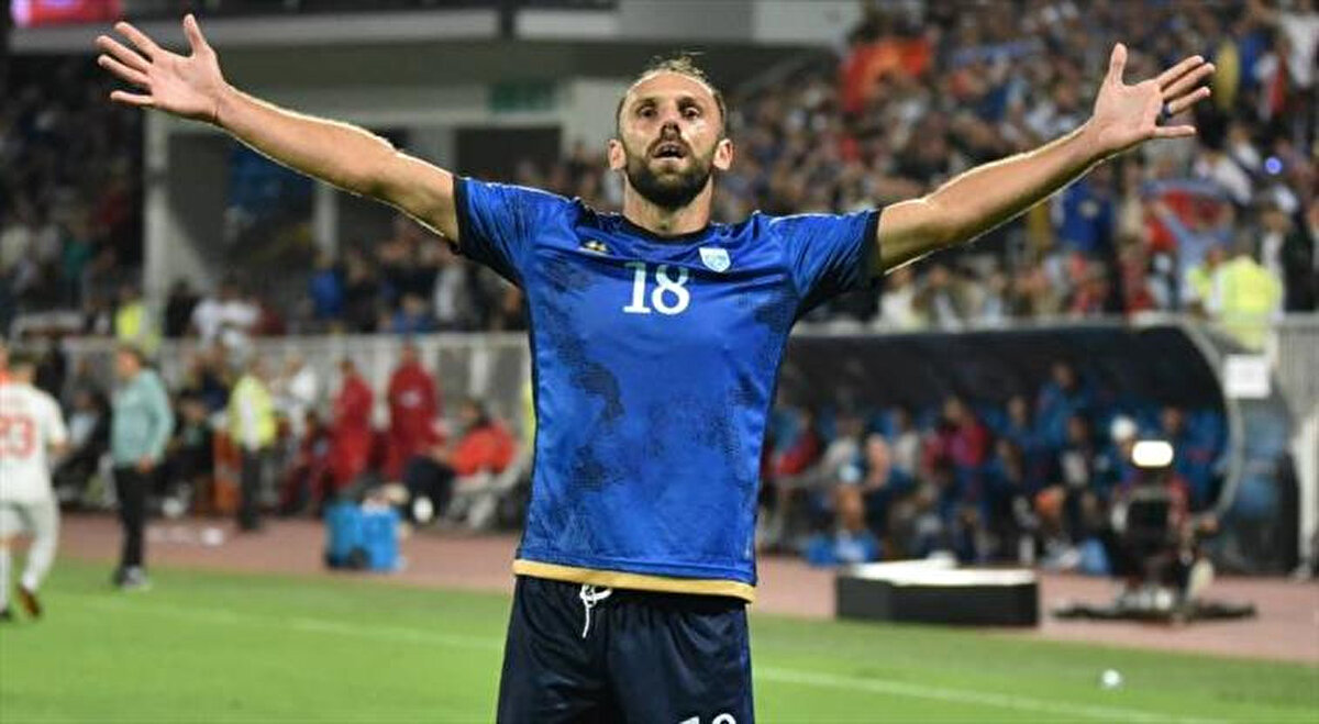 Menajer Tahsin Koca'nın yaptığı açıklamada Koca; "Galatasaray Süper Ligi iyi tanıyan bir santrfor alabilir. Bunu transfer görüşmeleri yaparken öğrendim. Vedat Muriqi'yi kiralık, satın alma opsiyonu ile istiyorlar. Akla yatkın ve olabilecek bir operasyon." ifadelerini kullandı.