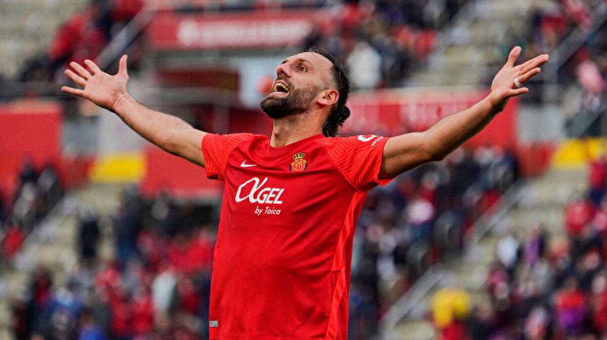 Tahsin Koca açıklamasına "Mallorca'nın zaten 4 tane santraforu var. Juventus, Galatasaray'a Milik'i önerdi; ama yöneticiler kabul etmedi; çünkü Milik sakat bir oyuncu. Udinese'deki Keinan da önerildi ama ligi tanımıyor. Bu oyuncu İngiliz pasaportuna da sahip. Bence geçen sezon Trabzonspor'da kiralık olarak oynayan, Braga'nın futbolcusu Banza da gündemde. Muriqi olmazsa Banza ideal bir yedek santrafor olur." şeklinde devam etti.