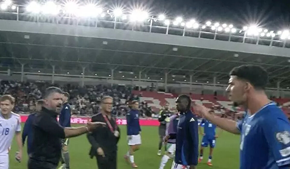 MAÇ SONU ORTALIK KARIŞTI<br><br><br>İtalya Teknik Direktörü Gennaro Gattuso'nun, İsrailli futbolcuya 'Çeneni kapat, defol  git buradan' diyerek üstüne yürüdüğü görüldü.