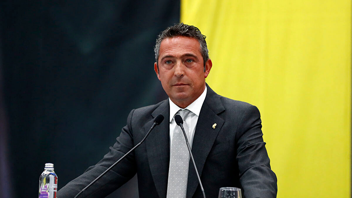 Fenerbahçe'de jose Mourinho'nun ayrılığının ardından teknik direktör arayışlarını sonlandırdı. Birçok adayın arasından Domenico Tedesco seçildi