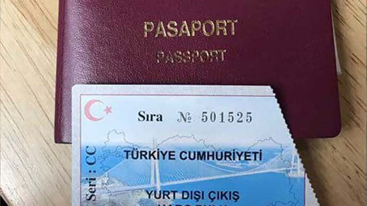 Yurt dışı çıkış harcı 2025 nasıl ödenir?<br><br>2025 itibarıyla yurt dışı çıkış harç pulu uygulaması kaldırıldı. Ödemeler artık dijital ve resmi kanallar üzerinden yapılıyor. Harç, şu yollarla ödenebiliyor:<br><br>Dijital Vergi Dairesi (dijital.gib.gov.tr)<br><br>GİB Mobil uygulaması<br><br>Anlaşmalı bankaların internet bankacılığı, mobil uygulamaları, ATM ve vezneleri<br><br>Vergi daireleri<br><br>PTT şubeleri<br><br>Havalimanlarında bulunan gümrük vezneleri<br><br>Elektronik ortamda yapılan ödemeler, sistem tarafından otomatik olarak işleniyor ve yolcunun çıkışında dijital olarak kontrol ediliyor.