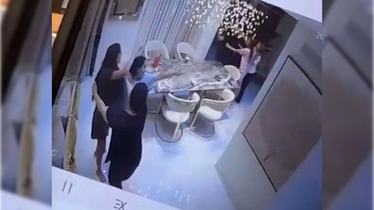 Dilan Polat daha sonra ise "Boşanıyorum senden avukatını ara" diyerek Engin Polat'a tepki gösterdi.