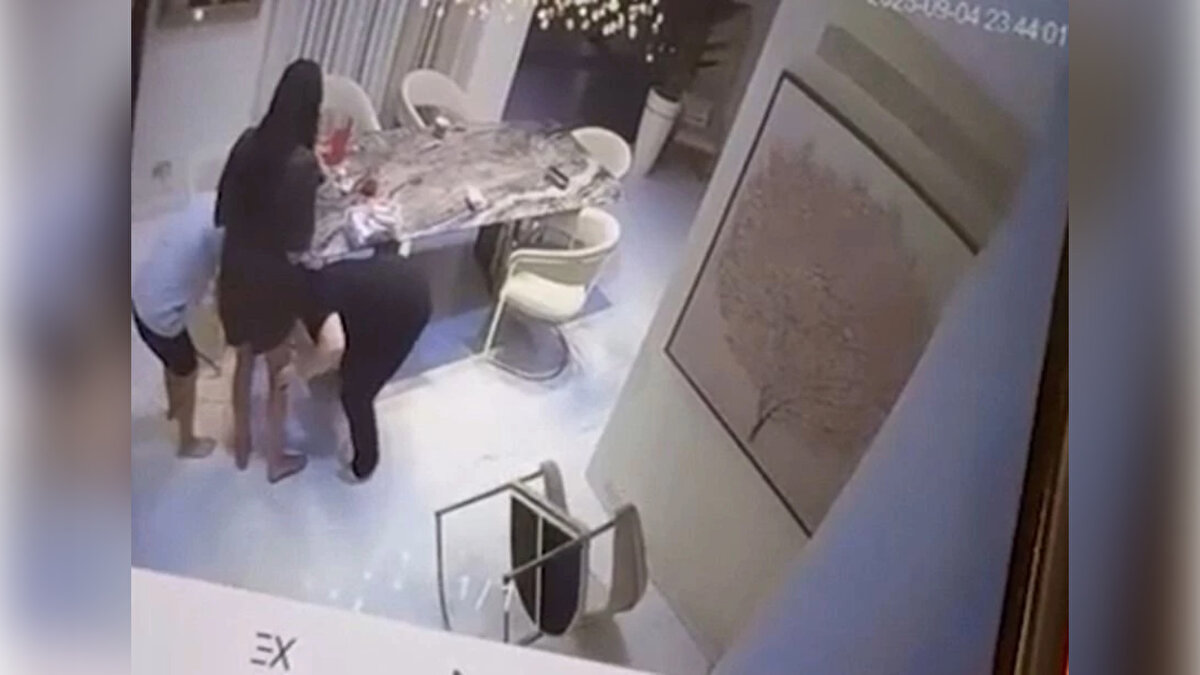 Dilan Polat sinirlerine hakim olamayarak "Benimle güzelsin bensiz kertenkeleye benziyorsun pişkin" ifadelerini kullandı.