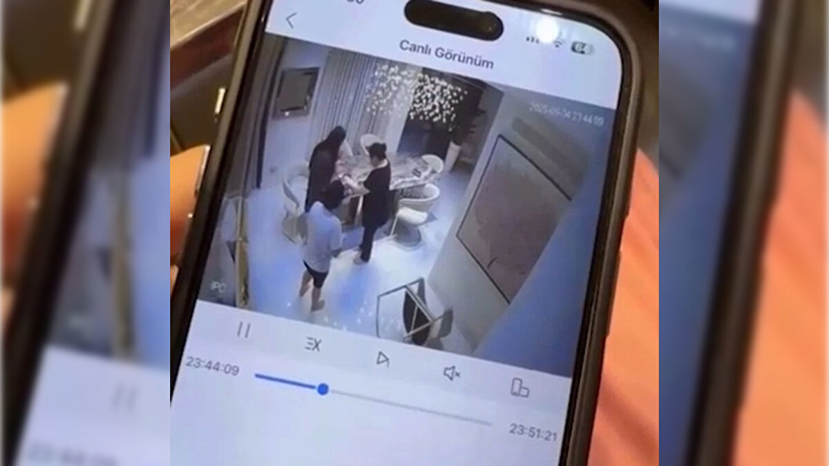 “3. çocuğu doğur, sonra evden kovul. Pardon sen kimsin? Hadi, yolun açık olsun canım senin!” diyen Dilan Polat bu sefer de kocasıyla mesajlarını sosyal medya hesabından ifşa etti.