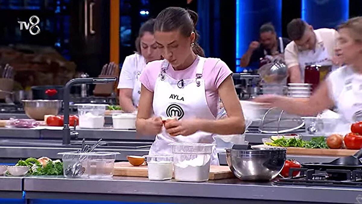 MasterChef Türkiye’nin yeni haftasında yarışmacılar, kaptanlık oyunu için mutfağa girdi. Şefler, yarışmacılardan 45 dakika içerisinde Kayseri yağlaması hazırlamalarını istedi. Bu yöresel lezzeti en iyi şekilde yapan isim kaptanlık oyununu kazanarak mavi takım kaptanı olmaya hak kazandı.