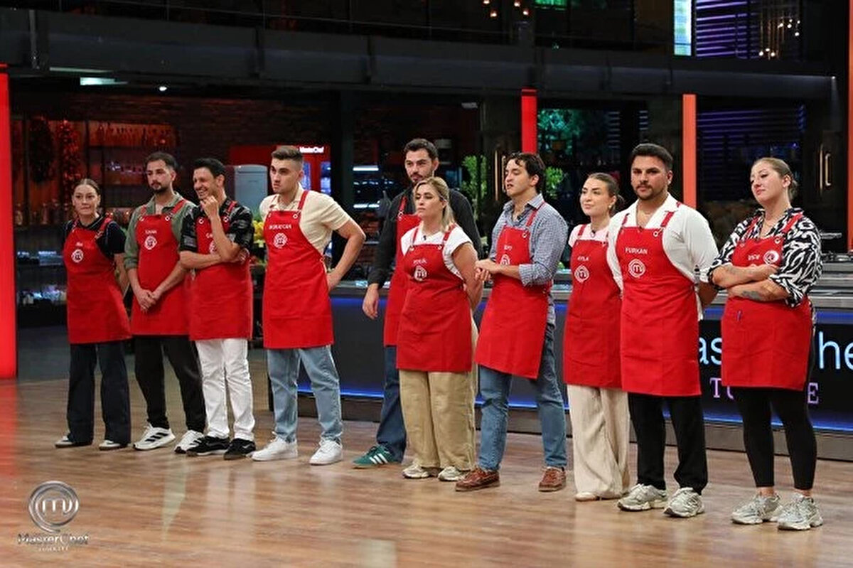 MasterChef 2025 Kırmızı Takım Yarışmacıları<br><br>Hakan’ın seçtiği rakip kaptan İrem, kırmızı takımın lideri oldu. Kendi seçimleriyle oluşturduğu kırmızı takımda ise şu isimler yer aldı:<br><br>İrem (Takım Kaptanı)<br><br>Furkan<br><br>Ayla<br><br>Mert<br><br>Eylül<br><br>Onur<br><br>Çağlar<br><br>Murat Can<br><br>İlhan<br><br>Nisa