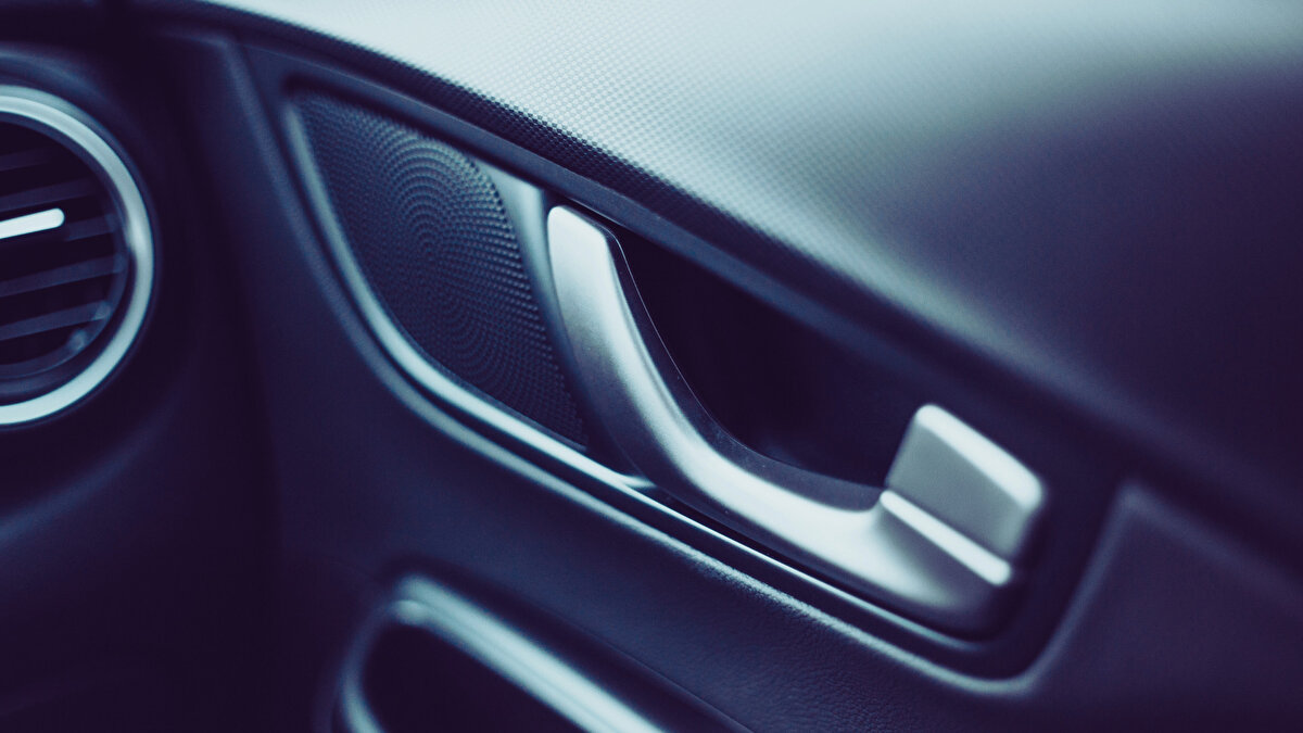 Her ne kadar gizli kapı kolları aerodinamik yapıya katkı sağlasa ve modern tasarım algısını güçlendirse de, uzmanlar bu faydaların sınırlı olduğunu vurguluyor. Özellikle elektronik sistemlerin, yüksek maliyet, arıza eğilimi ve zorlu hava koşullarında işlevini yitirmesi gibi ciddi sorunlara neden olduğu ifade ediliyor.