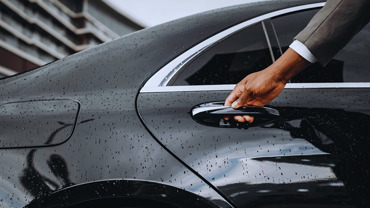 Tasarlanan yeni taslakla beraber, tamamen gizli kapı kollarının üretilmesi yasaklanırken, yarı gizlenmiş ya da geleneksel kapı kollarının kullanımı teşvik edilecek. Öte yandan bu modellerde, mekanik bir yedekleme sisteminin entegre edilmesi zorunlu hale gelecek. <br><br>Kaza gibi olağanüstü durumlarda kapıların otomatik olarak açılmasını sağlayan yeni güvenlik kriterleri de standartlaştırılması hedefleniyor.