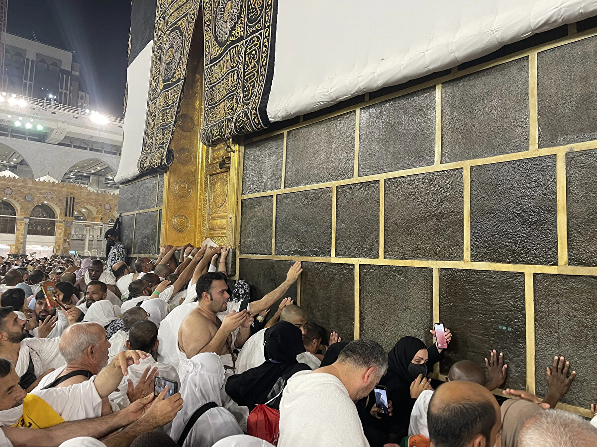 Yakın mesafe konaklama ücretlerinde bu fiyatlar çok daha yüksek. 60.000 – 80.000 SAR aralığında değişiklik gösteriyor. 2026 yılında ücretlerin ne kadar olacağı Hac ve Umre Hizmetleri Genel Müdürlüğü’nce duyurulacak.