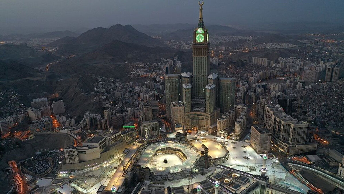 2026 HAC FİYATLARI NE KADAR?<br><br>2025 Yılında konaklama ücretleri 24.500 – 28.500 SAR (Suudi Arabistan Riyali) fiyat aralığında değişiyor.<br>