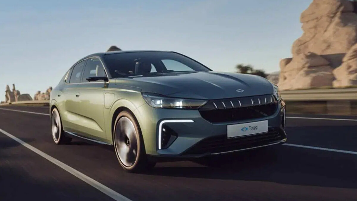 Togg T10F’in öne çıkan özellikleri<br><br>Yeni sedan model Togg T10F, teknolojik donanımlarıyla da dikkat çekiyor:<br><br>Batarya seçenekleri: 52,4 kWh ve 88,5 kWh<br><br>Menzil: 350 km – 600 km aralığında<br><br>Motor seçenekleri: Tek motorlu RWD ve çift motorlu AWD<br><br>Gelişmiş sürüş destek sistemleri (ADAS)<br><br>Türkçe sesli komut desteği<br><br>29 inç panoramik multimedya ekran