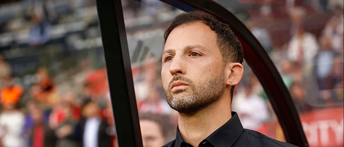 Domenico Tedesco kimdir? Kariyeri nasıl? <br><br><br><br>Domenico Tedesco, kariyerine Erzgebirge Aue'de başlayan genç teknik adam gösterdiği performansla Schalke 04 tarihindeki en genç teknik direktör oldu ve Schalke ile Şampiyonlar Ligi'nde çeyrek finale yükseldi. Sonrasında Spartak Moskova'nın tarihindeki en genç teknik direktör oldu. <br><br>