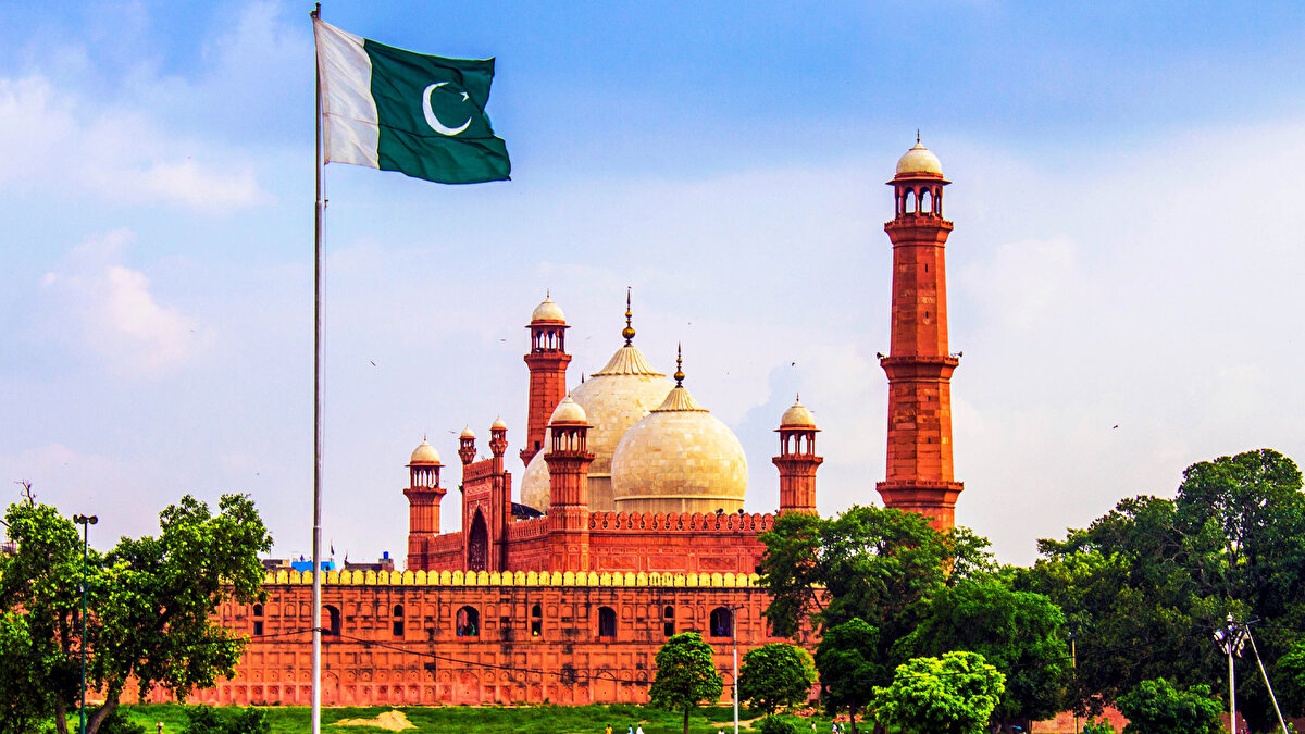 Pakistan 🇵🇰<br><br><br>Farsça “pak” (temiz, kutsal) + “-stan” (yer, ülke) birleşimi “Temizler Ülkesi” demektir