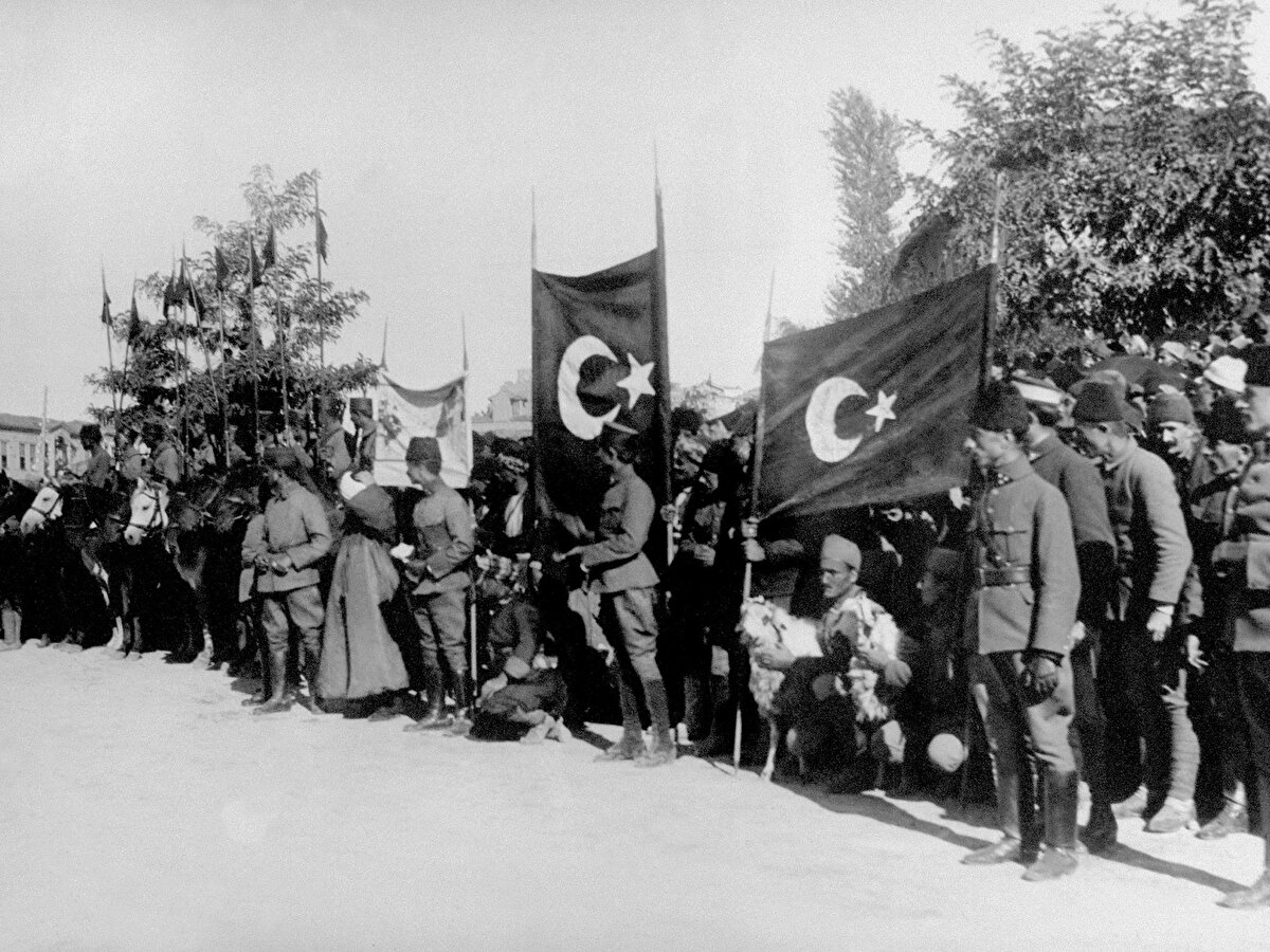 İzmir Kurtuluş Savaşındaki rolü ve önemi çok büyük. İzmir Kurtuluş Savaşımızın başlangıç ve bitiş noktası. İzmir’in düşman işgalinden kurtuluşu her yıl olduğu gibi 103. yıl dönümünde de coşkuyla kutlanacak.