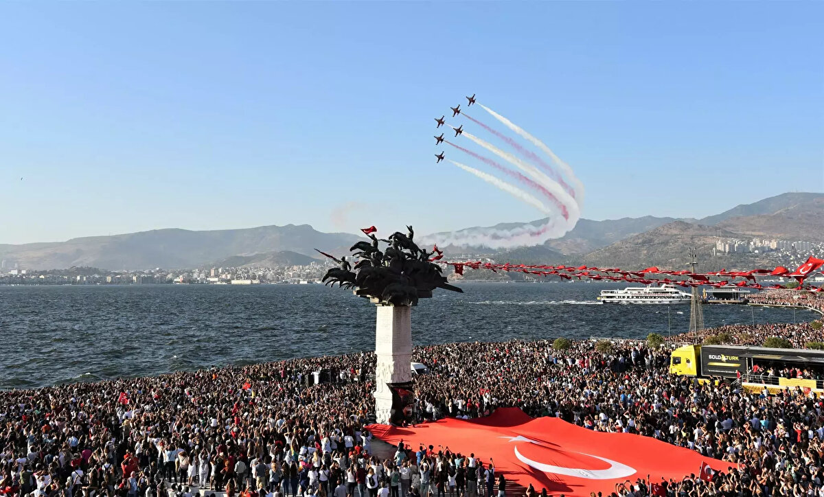 Hükümet Konağı’na Türk bayrağının dikilmesinin hemen ardından, Yüzbaşı Zeki komutasındaki süvari birliği konağın sağında bulunan ve günümüze ulaşmayan Sarıkışla’ya bayrağı çekti. Aynı zamanda Üsteğmen Arif, Takım Komutanı Celal Bey ve Yedeksubay Besim Efendi de Kadifekale’ye Türk bayrağını dalgalandırarak İzmir’in işgalden kurtuluşunu ilan etti.