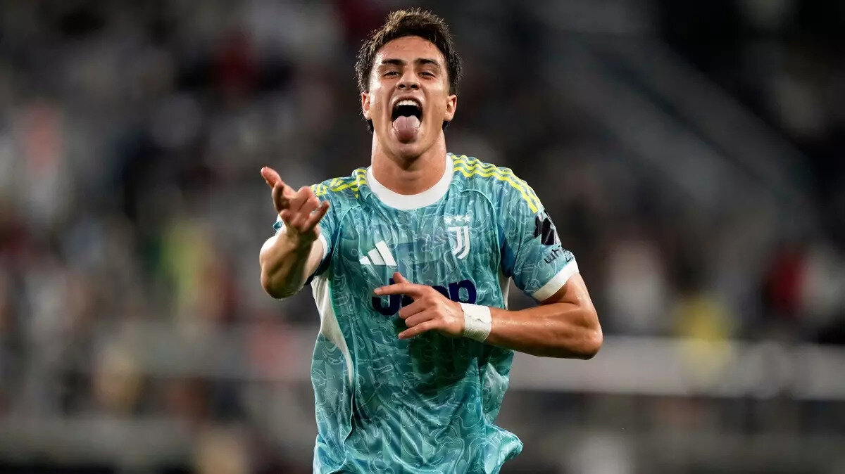 Barcelona yönetimi, genç oyuncuya olan ilgilerinin sürdüğünü ifade etti. Juventus cephesinde ise oyuncunun ancak belirlenen bonservis bedeli karşılığında transfer edilmesi yönünde net bir tavır olduğu aktarıldı.<br><br>