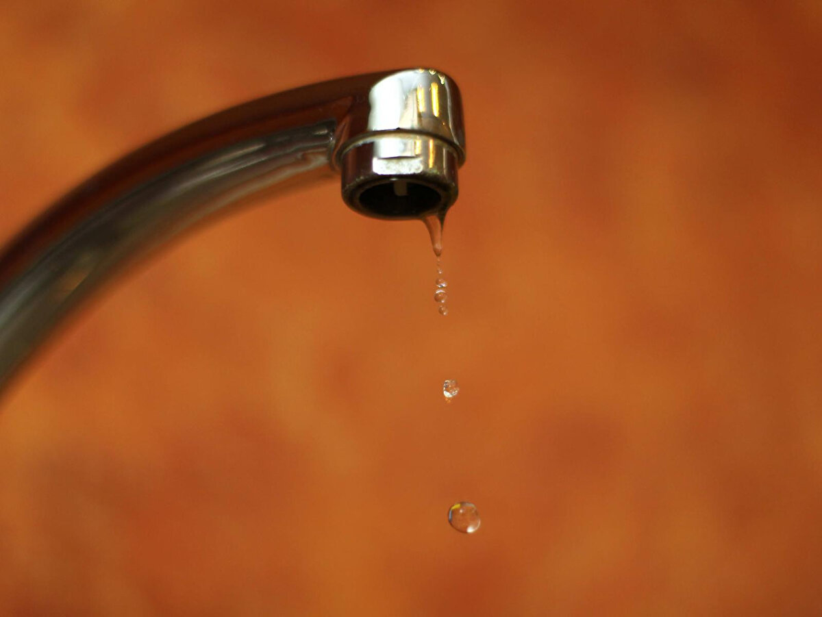 İzmir Büyükşehir Belediyesi İZSU Genel Müdürlüğü bünyesinde oluşturulan Su Kurulu, kentteki kuraklık ve azalan su kaynakları nedeniyle 6 Ağustos'tan itibaren 23.00 ile 05.00 saatlerinde kısmi su kesintileri uygulanacağını duyurmuştu.<br>