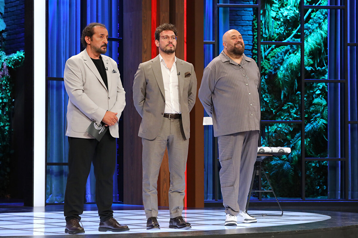9 Eylül 2025 MasterChef Türkiye’nin 1. ve 2. eleme adayları belli oldu. TV8 ekranlarında yayınlanan ve izleyenler tarafından heyecanla takip edilen yarışma programının son bölümünde takımlar dokunulmazlık için mutfağa girdi.<br>Danilo, Somer ve Mehmet Şef karşısında önlük giyen yarışmacılar Japon mutfağından yemekler hazırladı.<br>Şeflerin değerlendirmesi sonucu mavi takım haftanın 1. dokunulmazlık oyununu kazandı.<br>Dokunulmazlık oyununu kaybeden kırmızı takım ise yeniden mutfağa girdi ve fındık ile hazırladıkları tabaklarla bireysel dokunulmazlık için mücadele etti. Peki, MasterChef’te kim potaya gitti, eleme adayı kim oldu? İşte ayrıntılar.