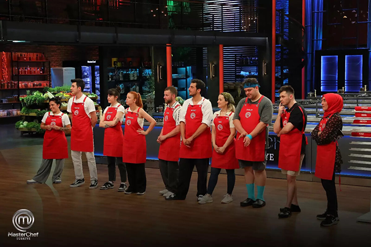 BİREYSEL DOKUNULMAZLIĞI KİM KAZANDI?<br>Dokunulmazlık oyununu kaybeden kırmızı takım bireysel dokunulmazlık için yeniden mutfağa girdi. Şefler, yarışmacılardan fındık ile yaratıcı tabaklar hazırlamalarını istedi.