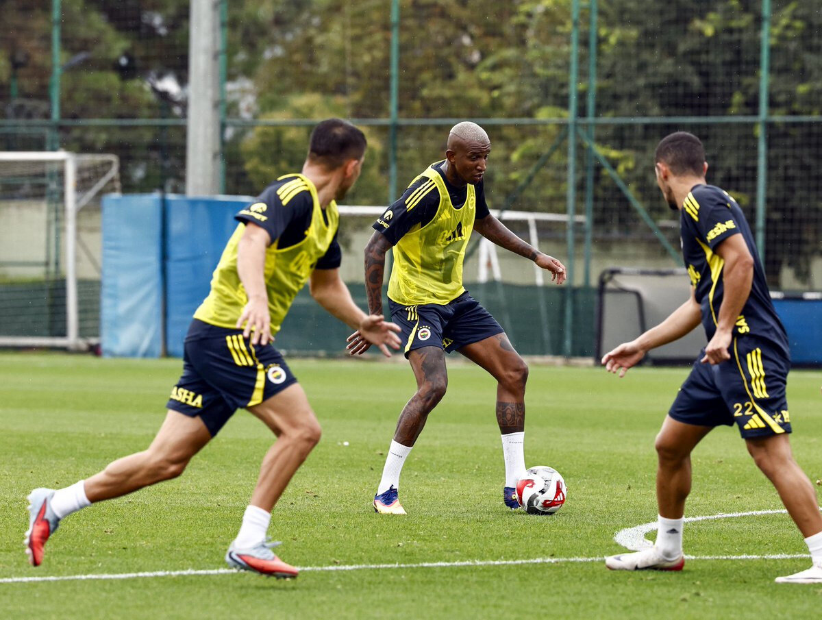 Öte yandan Fenerbahçe'de, Trabzonspor mücadelesinde yeni transferlerin forma giyip giymeyeceği büyük merak konusu olmuş durumda
