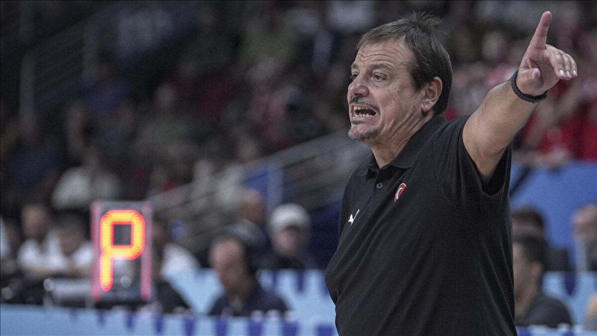 Yunanistan'ın karşılaşmada daha fazla taraftar desteği alabilmek için Letonya'nın başkenti Riga'ya ek seferler düzenleyeceğini aktaran Ergin Ataman, "Hava yolu şirketlerimizin Riga'ya ek seferler düzenlemesini ve Türkiye'den çok sayıda taraftarımızın bu maçta bize destek vermesini bekliyorum. Yunanistan ile tarihi bir yarı final maçı oynayacağız. Taraftar desteği çok önemli." ifadelerini kullandı.