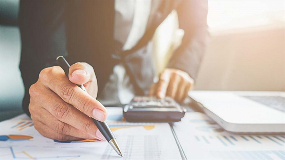 Tasarrufu olmayan yüzde 46'lık kesim içinde ise yakın zamanda tasarruf etmeyi planlayanların oranı yüzde 25 olarak belirlendi.Tasarrufu olmayan 18-24 yaş grubunda, yakın gelecekte tasarruf yapmayı planlayanların oranı yüzde 38'e ulaşarak genel ortalamanın 13 puan üzerine çıktı. Bu oran önceki çeyreğe göre 4 puanlık artış gösterdi.