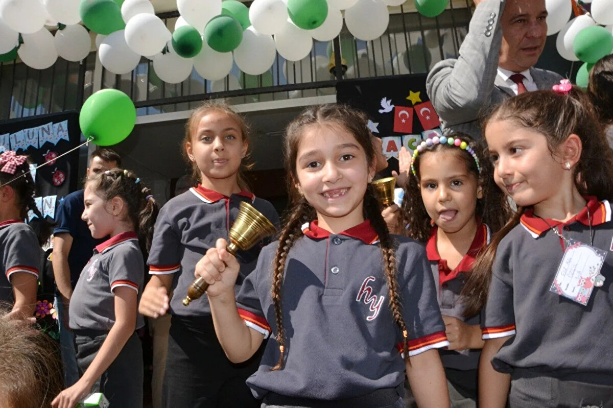 2025-2026 Eğitim ve Öğretim Dönemi başladı. Öğrenci ve veliler yeni dönemin yarıyıl (sömestr)  ve ara tatil tarihlerini ve süresini merak ediyor. Milli Eğitim Bakanlığı 2025-2026 Öğretim Yılı Çalışma Takvimi <br>yayınlandı. Peki 2025-2026 Eğitim ve Öğretim yılı ara tatil ve yarıyıl  (sömestr) tarihleri ne zaman? Ara tatil ve yarıyıl tatili ne kadar sürecek? İşte detaylar.