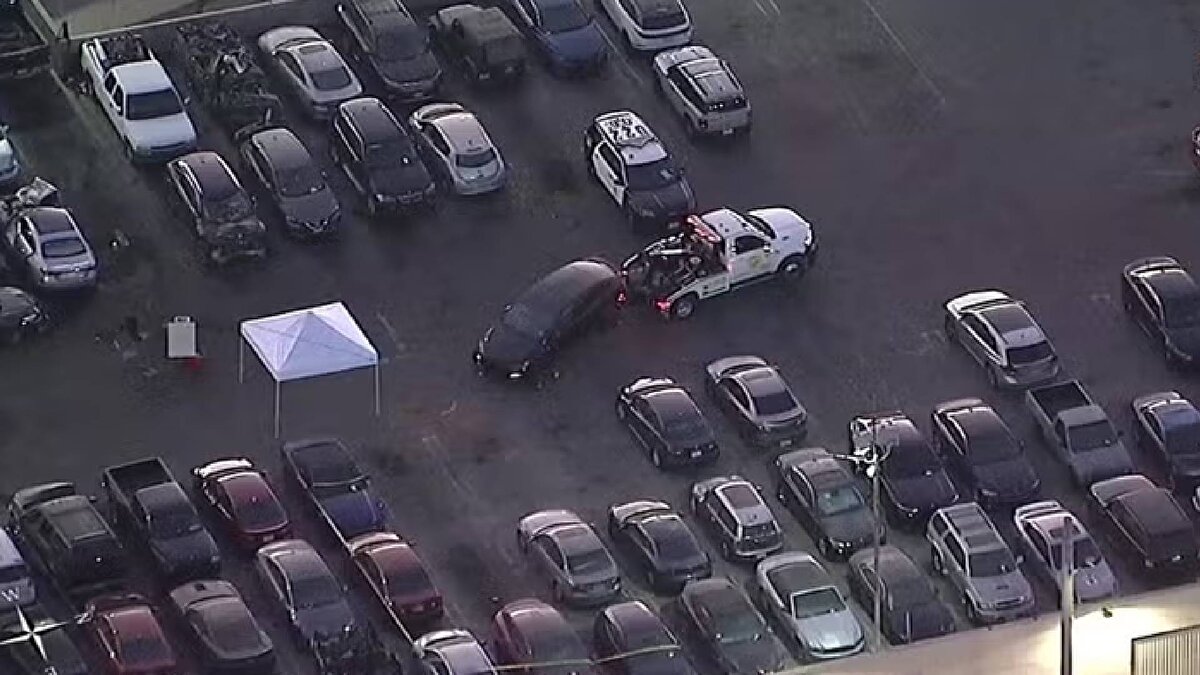 Söz konusu araç, Hollywood’un yaklaşık 7 mil (11,2 kilometre) güneyinde, Western ve Gage caddelerine yakın bir otoparkta bulundu.