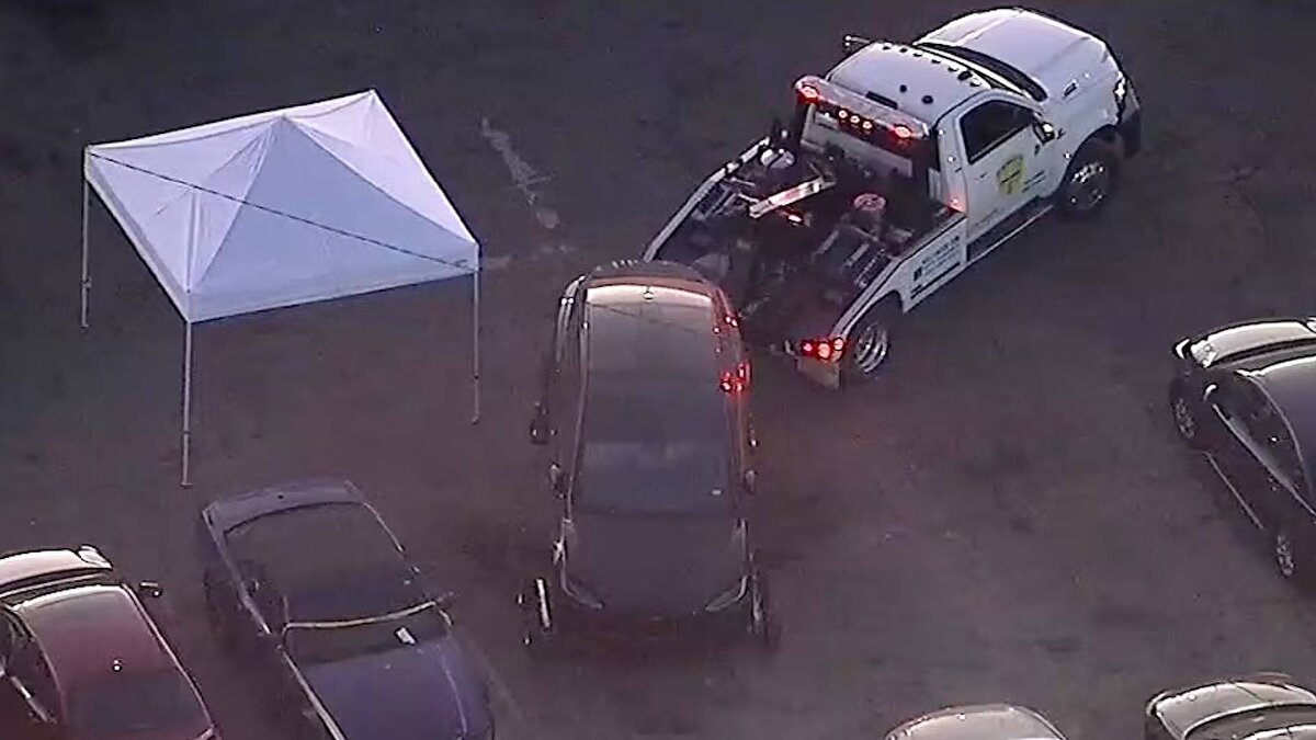 Otoparkta uzun süredir park halinde olduğu belirlenen araçtan yayılan kötü koku üzerine çevredekilerin ihbarı sonrası polis olay yerine ulaştı. Yapılan incelemede, bagajda çöp poşetine konmuş ve parçalanmış bir insan cesedi tespit edildi.