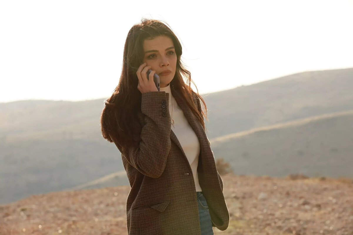 YENİ SEZONDA NELER OLACAK?<br>Ay ve AyNA Yapım imzalı dizinin yeni fragmanında, Cihan’ın Alya’ya “Ben seni bütün kalbimle seviyorum” sözleriyle açılması, Alya’nın da aynı şekilde karşılık vermesi ikilinin aşkını gözler önüne seriyor. Öte yandan hapisten çıkan Ecmel’in eve dönmesiyle Cihan’ın “Boran’ın katili Ecmel” sözleri, yeni sezonda büyük yüzleşmelerin yaşanacağının işareti oldu.