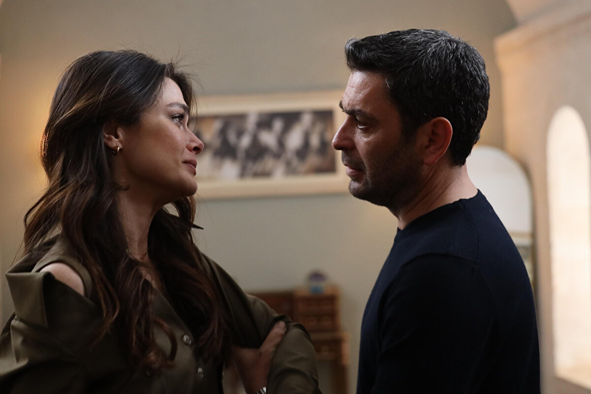 KAFALAR KARIŞTI<br><br>Alya'nın Cihan'a ilk görüşte aşık olduğuna dair itirafı ise izleyicinin bir hayli kafasını karıştırdı. Çünkü Alya ve Cihan'ın ilk karşılaşması, Alya'nın eşi Boran'ın cenazesini getirdiği gün gerçekleşmişti.<br>