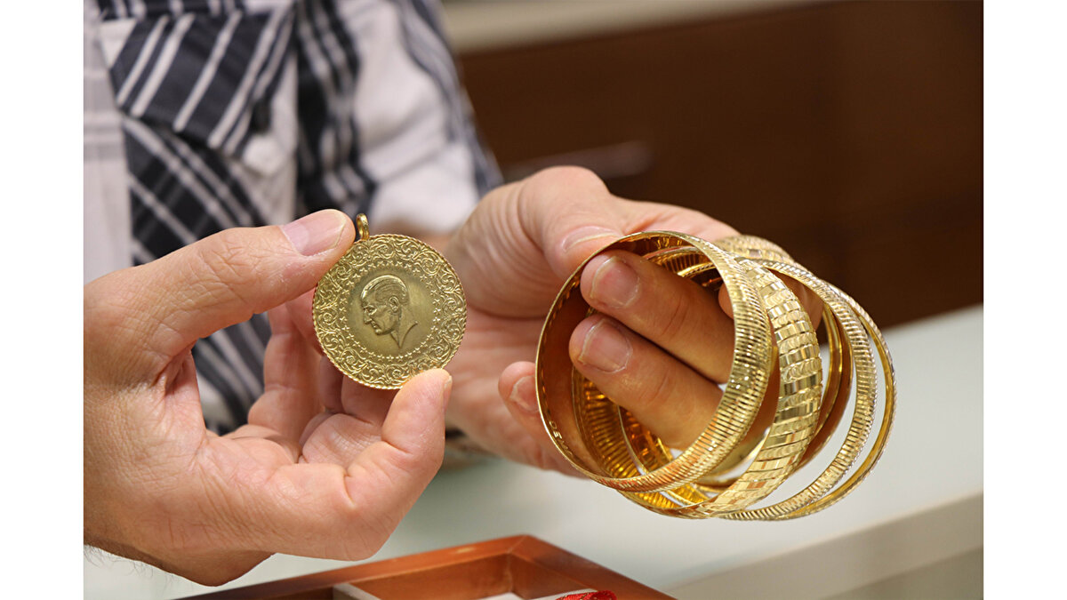 Kuyumcu esnafı Abdurrahman Yel, merdiven altı üretimlere dikkat çekerek, “22 ayar olması gerekirken 21, 20 hatta 18 ayara kadar düşürüyorlar. Renk önemli değil, görünüşte 22 ayar gibi gözüküp aslında 14 ayar olabiliyor. Vatandaş bu farkı anlayamaz” dedi.