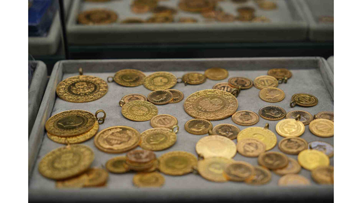 Altın alırken nelere dikkat edilmeli?<br><br>Yel, altının sahte olup olmadığını anlamak için mihenk taşı ve ses testlerinin kullanılabileceğini ifade etti.<br><br>Ayrıca altın alırken güvenilir ve uzun süredir faaliyet gösteren kuyumcuların tercih edilmesinin dolandırılma riskini azaltacağını da aktardı.