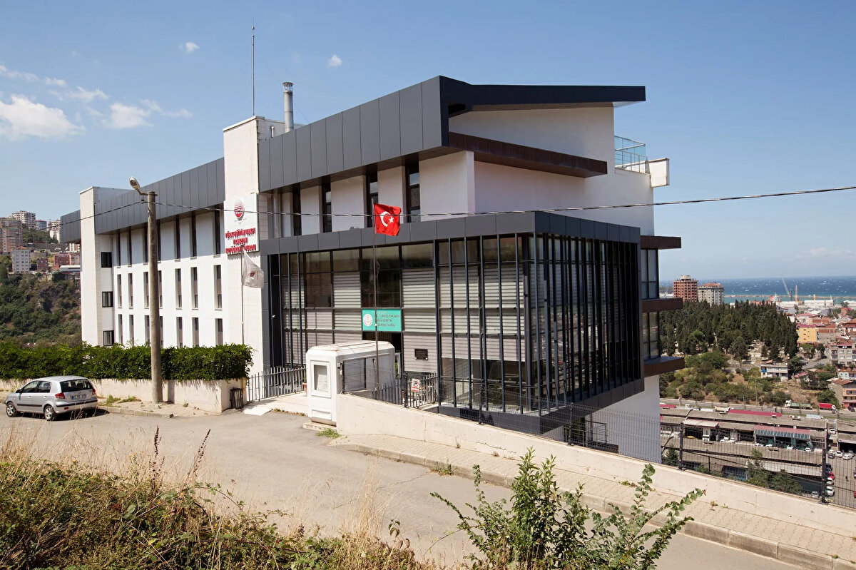 BURS BAŞVURULARININ GENEL KOŞULLLARI<br>T.C. vatandaşı olmak<br><br>Türkiye’de örgün öğrenim görüyor olmak<br><br>Açık öğretim, uzaktan eğitim veya ücretli programlara kayıtlı olmamak<br><br>Aynı anda TEV’den aynı burs türünü (örneğin<br><br>Üniversite Bursu) alan bir kardeşi varsa burs alamaz<br><br>Mal varlığı ve gelir durumu uygun olmak (başarı bursları hariç)<br><br>Disiplin cezası veya başarısızlık nedeniyle eğitim hayatında kesinti olmamak<br><br>Başka bir kamu veya özel kurumdan burs alıyor olmak, başvuru yapmanıza engel değildir. Ancak TEV Bursu almaya hak kazanmanız durumunda, mevcut diğer bursların iptal edilmesi gerekir.