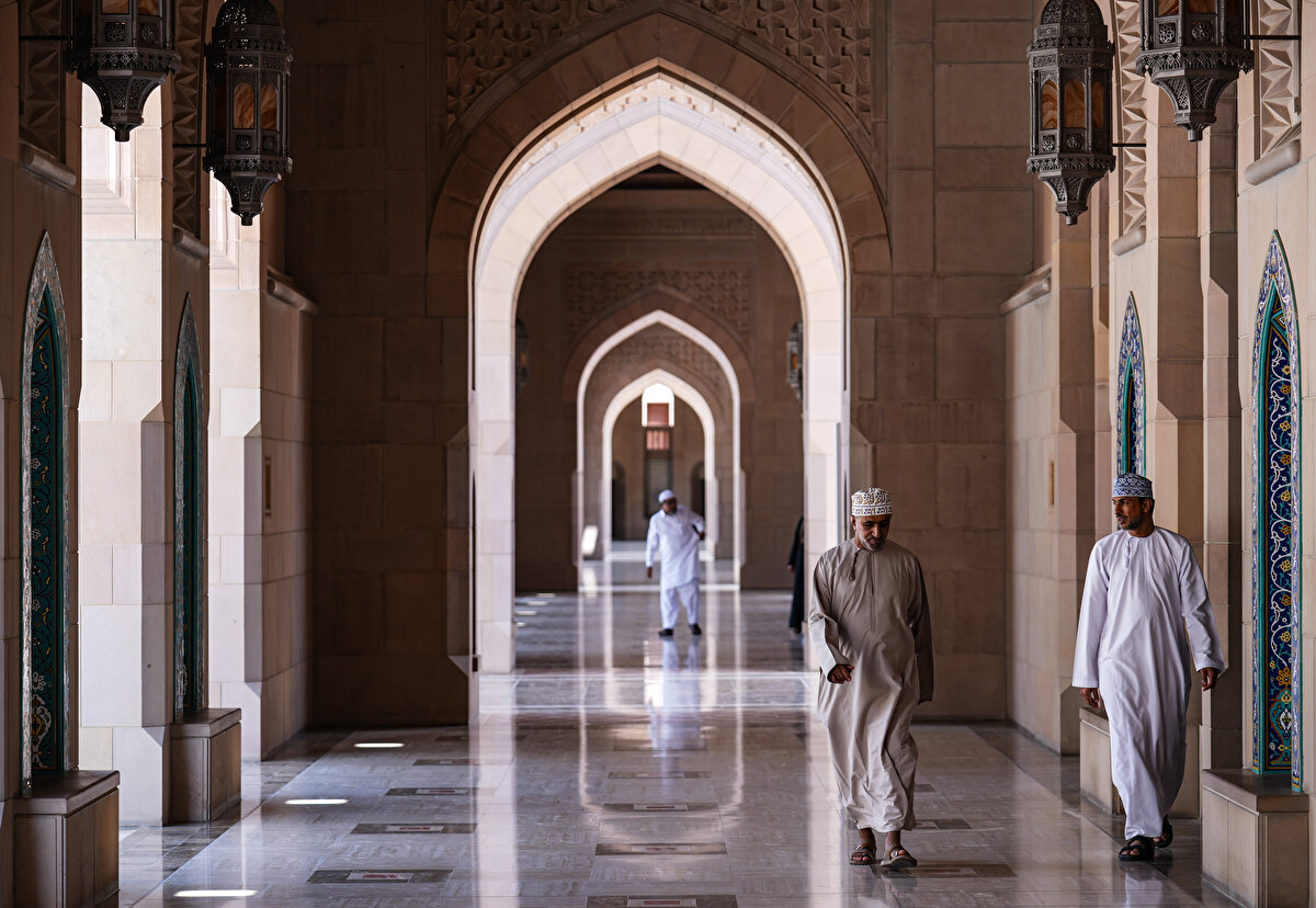 Ziyaretçiler, camiye ulaşırken ağaçlarla çevrili yaya yollarından geçerek adeta ibadet öncesi manevi bir hazırlık atmosferine adım atıyor.