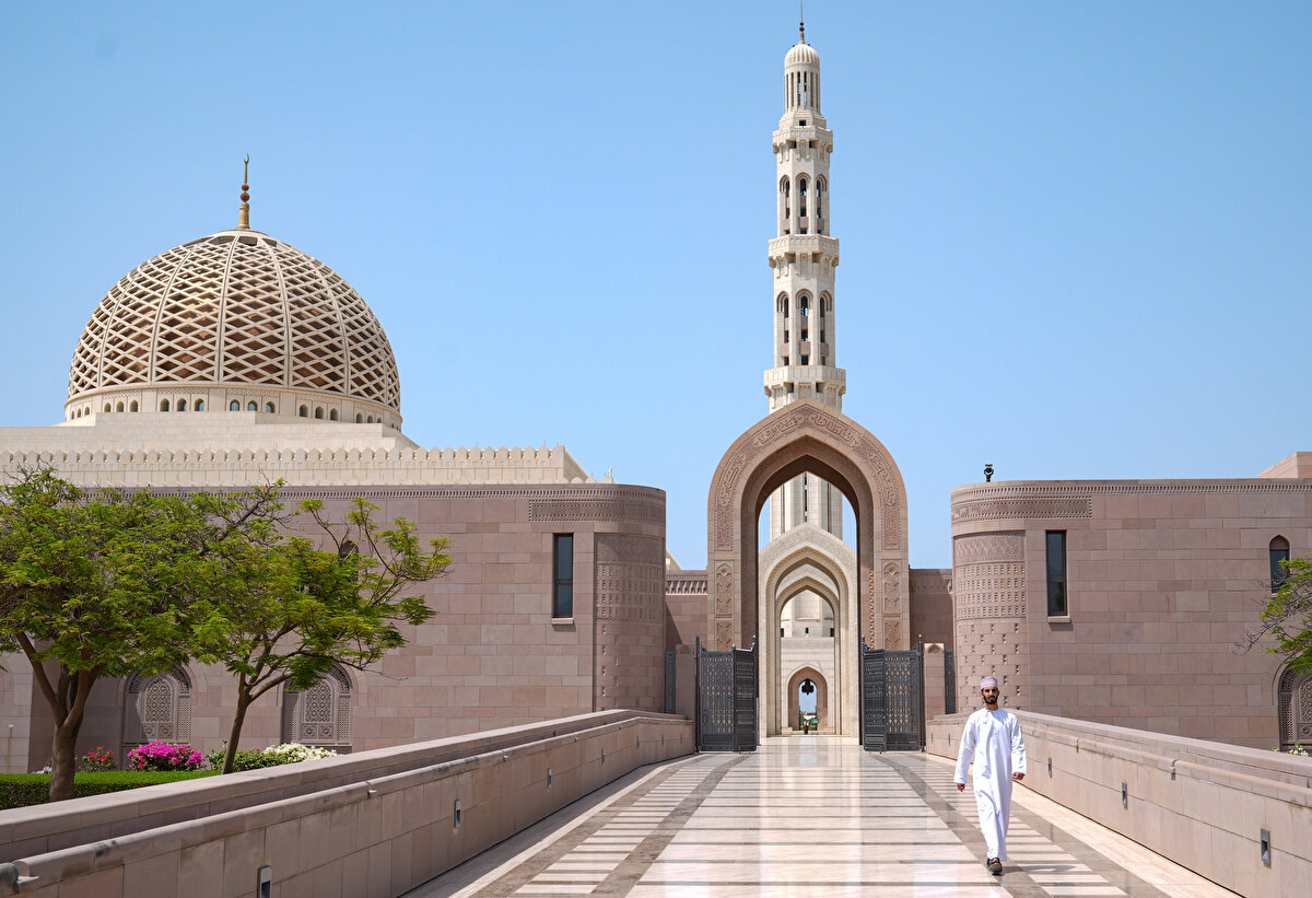 1970'ten 2020'deki vefatına kadar Umman'ı yöneten Sultan Kabus bin Said'in emriyle inşa edilen ve 416 bin metrekarelik geniş bir alan üzerinde yükselen Sultan Kabus Ulu Camii, 2001 yılında ibadete açıldı.