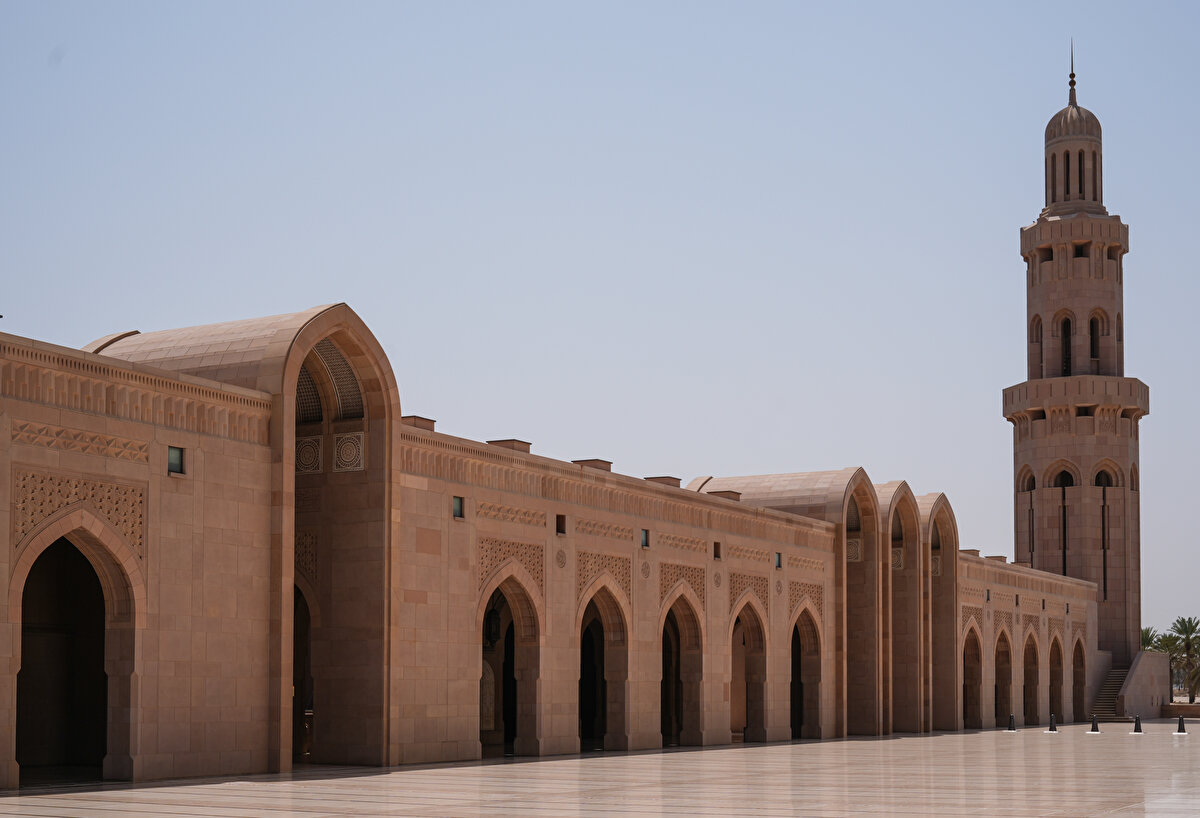 Aynı anda 20 bin kişinin ibadet edebileceği kapasitesiyle öne çıkan yapı, İslâm mirasından ilham alan zarif süslemeleri, görkemli mimarisi ve ince detaylarıyla adeta estetiğin diliyle konuşuyor.