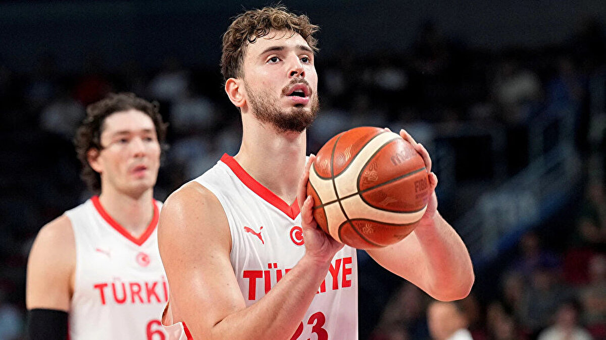 2025 Avrupa Basketbol Şampiyonası’nda tarihi bir başarıya imza atan A Milli Erkek Basketbol Takımı, çeyrek finalde Polonya’yı 91-77 mağlup ederek yarı finale yükseldi. Bu zaferle birlikte 12 Dev Adam, tam 24 yıl aradan sonra Avrupa Şampiyonası’nda yarı final oynama hakkı kazandı. Yarı finaldeki rakibimiz ise Litvanya’yı eleyen Yunanistan oldu.