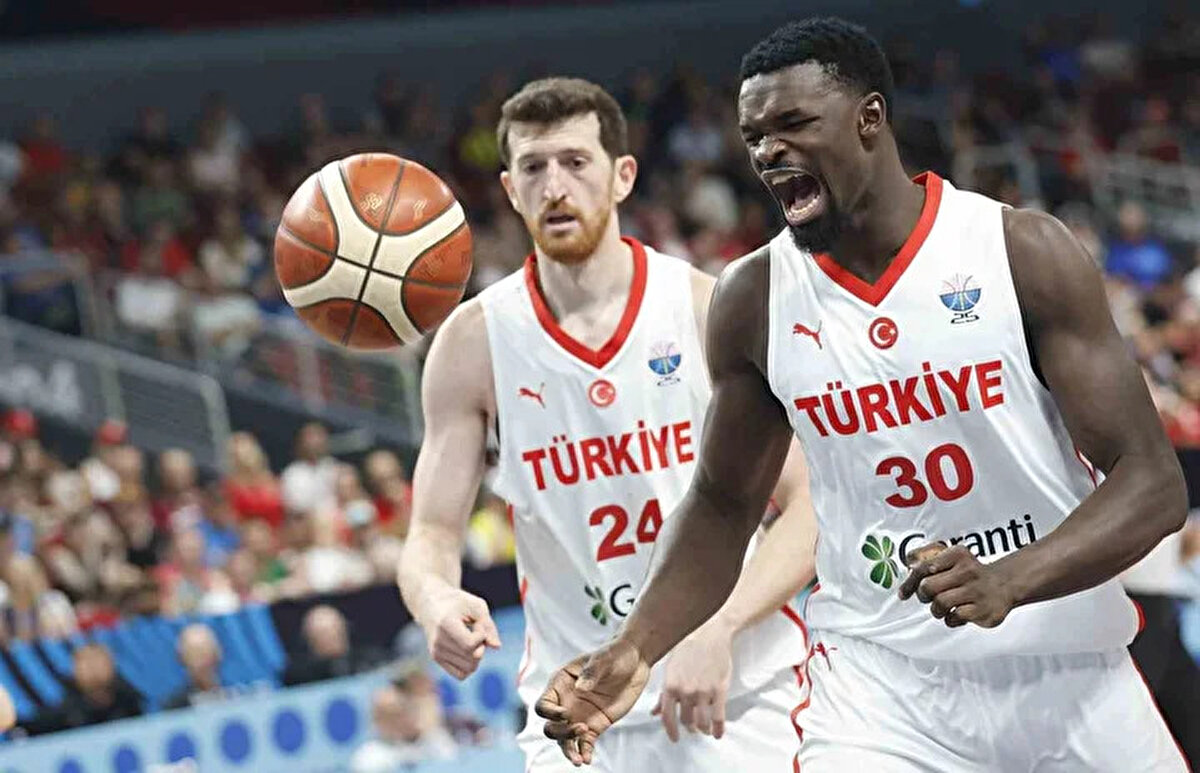 TÜRKİYE - YUNANİSTAN BASKETBOL MAÇI HANGİ KANALDA CANLI?<br><br>12 Dev Adam’ın yarı final heyecanı milyonlarca taraftar tarafından ekran başında takip edilecek. Karşılaşmanın TRT 1 ekranlarından canlı olarak yayınlanacak.